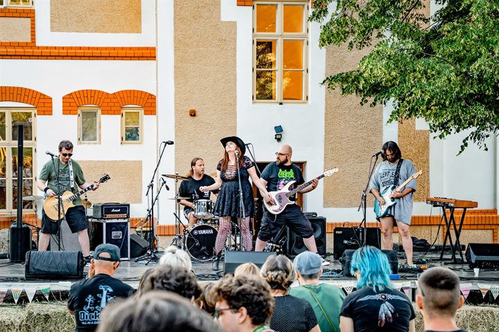 Diamond on stage in front of a live audience